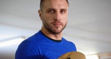Футболка з автографом українського боксера Макса Бурсака