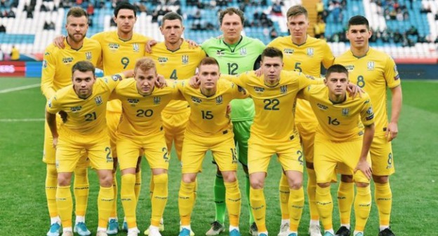 Футболка с автографами игроков сборной Украины по футболу