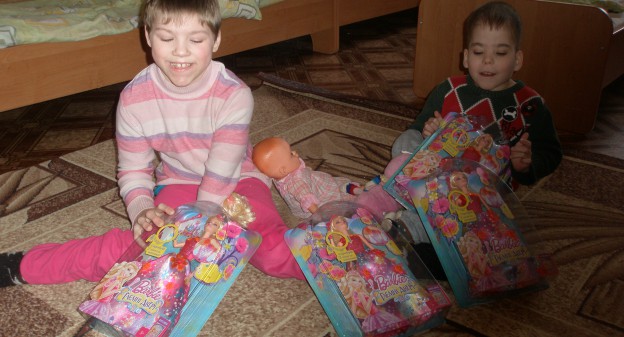 Девочкам из Белоцерковского дома-интерната подарили по волшебной куколке