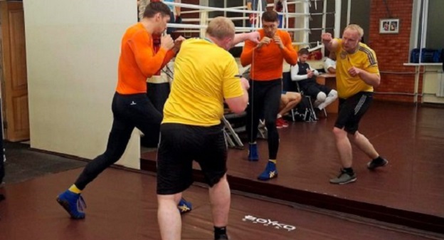 Накануне боя Александр Усик потренировался с поклонником