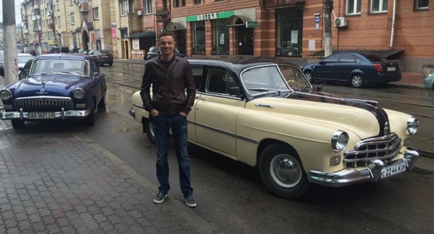 Телеведущий Роман Кадемин пошел в водители ретро-авто