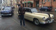 Телеведущий Роман Кадемин пошел в водители ретро-авто
